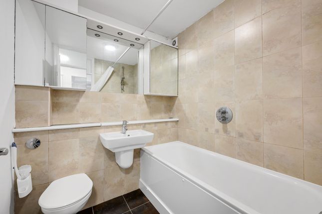 Flat 3, The Fairway, Bromley photo 4