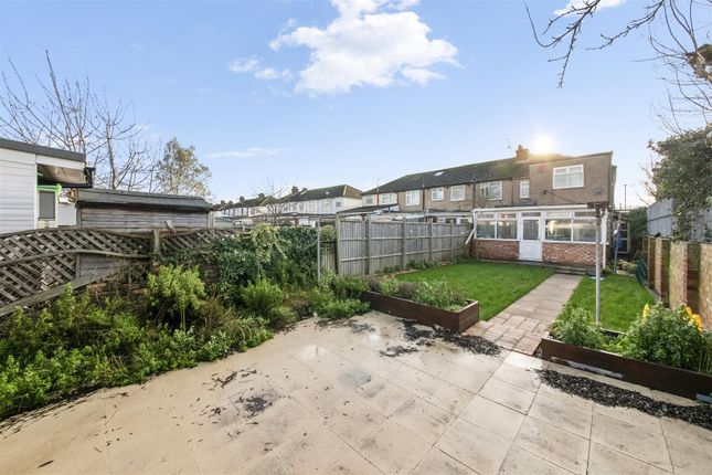32, Myrtle Avenue, Feltham photo 2