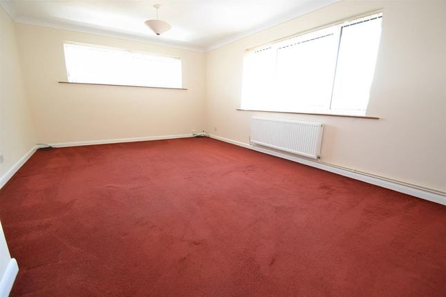 Flat to rent in The Chestnuts, Horley