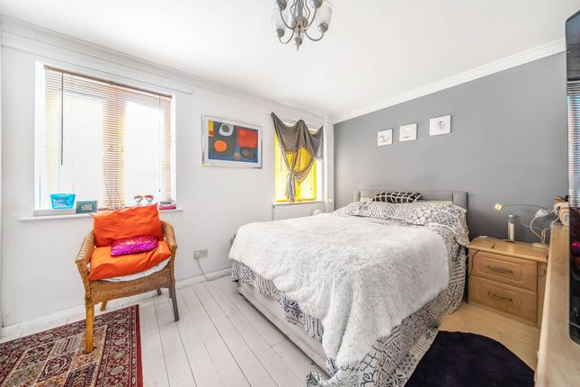 Thumbnail Flat for sale in St Andrews Close, Southwark, London