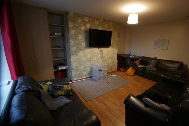 Flat to rent in Holly Bank, Headingley, Leeds