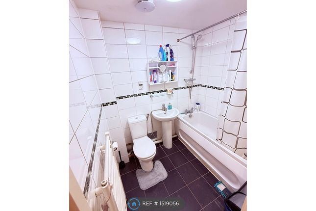 Flat, Hawthorn Court Herent Drive, Ilford photo 2