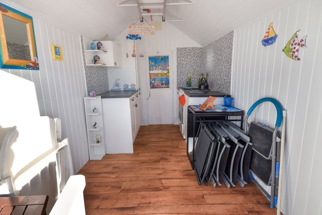 506, Beach Hut, Shoeburyness photo 4