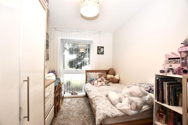 Flat to rent in Oakley Close, Isleworth