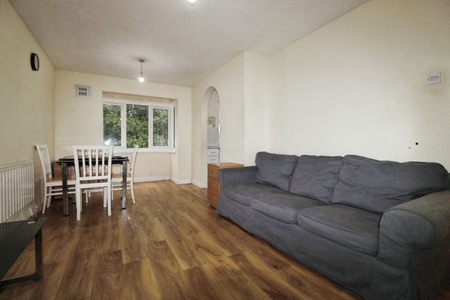 Hollygrove Close, Hounslow photo 4