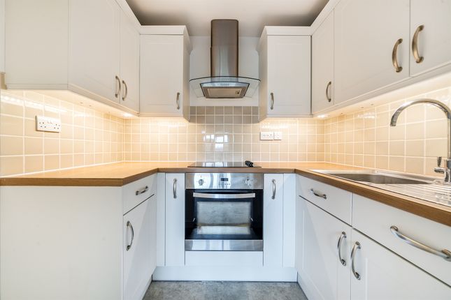 Flat 21, Westwood Court, Village Road, Enfield photo 4