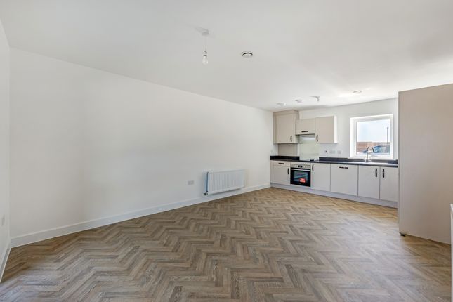 176 eastbridge avenue - ravenhouse 2 bed 758sqft, Leaf Living  Oakhurst at Brookleigh, Burgess Hill RH15, Burgess Hill photo 3