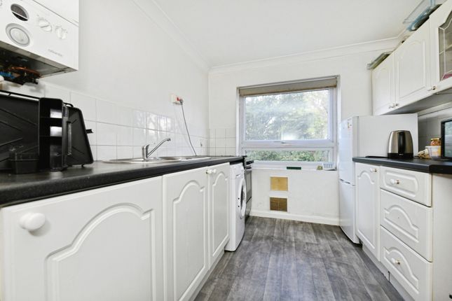 4 Chulmleigh Court,, Gordon Road, Brentwood photo 3
