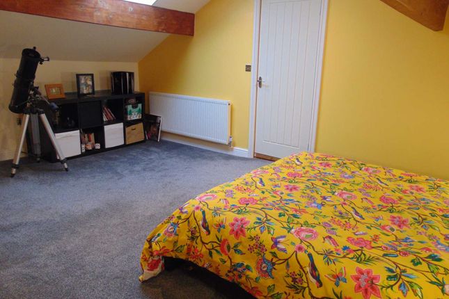 Terraced house for sale in Oldham Road, Shaw