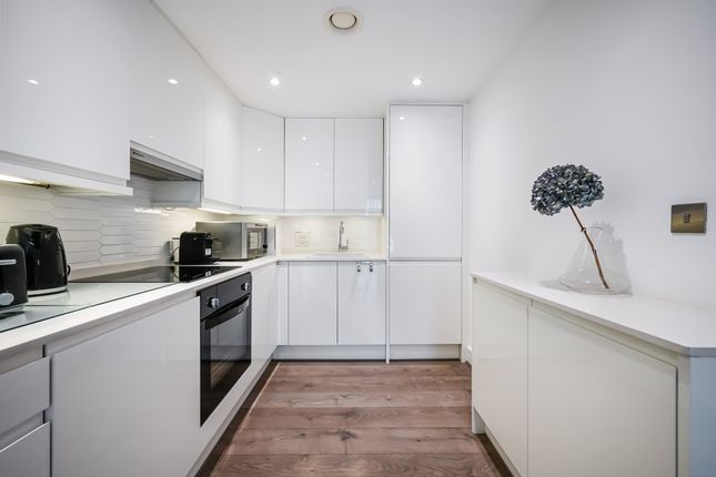 Flat to rent in Queenstown Road, London