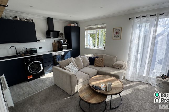 Flat 8, Avondale Court, Glendale Gardens, Leigh-On-Sea photo 2