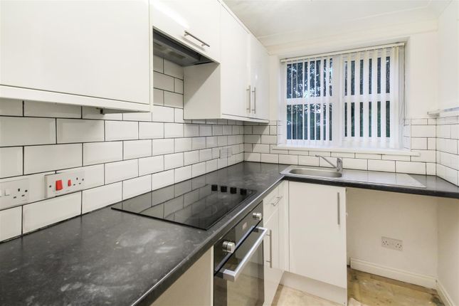 4, Cobden Court, Darlington photo 2