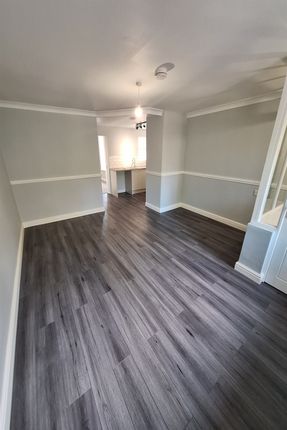 17, Currier Lane, Ashton-Under-Lyne photo 2