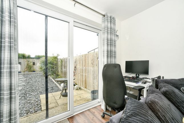 69, Lyndhurst Crescent - Park North, Swindon photo 4