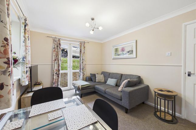 Snape Hill Crescent, Dronfield photo 3