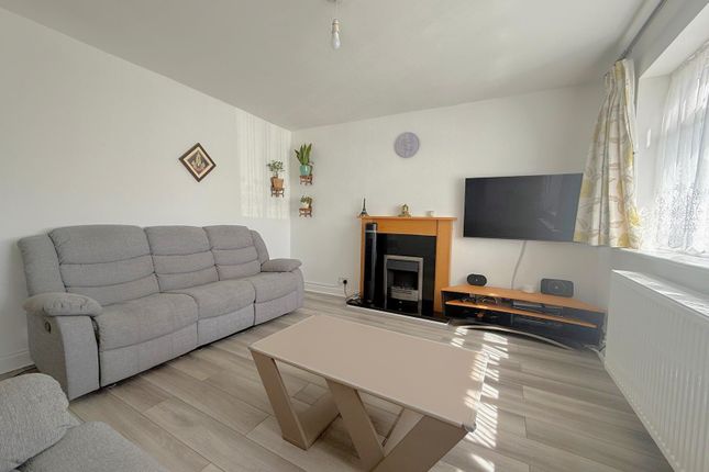 25, Catherine Drive, Sunbury-on-Thames photo 4
