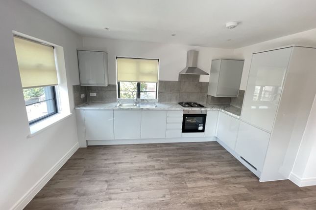 Thumbnail Flat to rent in Lymington Avenue, London