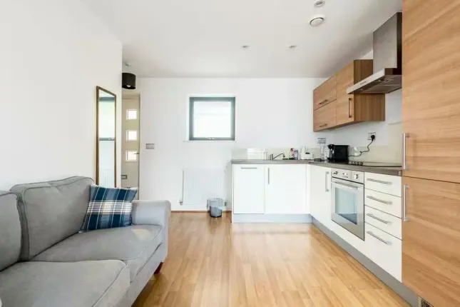 Flat 5, Clarke Apartments 5 Heath Place photo 3