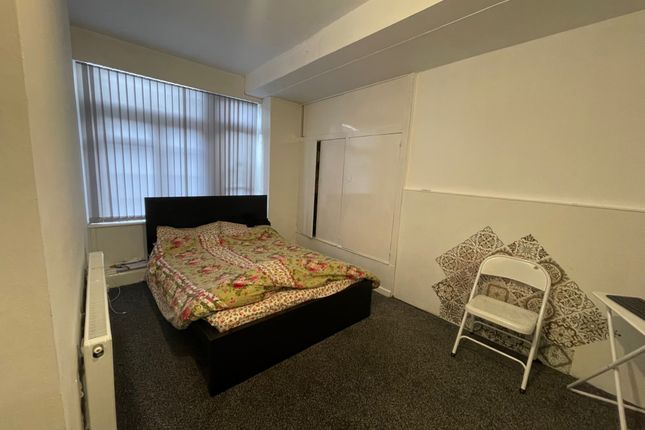 Thumbnail Flat to rent in 10 Park Drive, Bradford, West Yorkshire