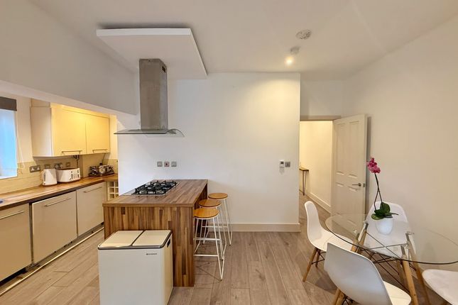 Gleneldon Road, London photo 3