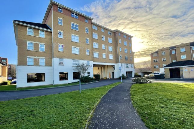 Thumbnail Flat for sale in Pickfords Gardens, Slough