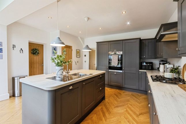 7, Lynnfield Gardens, Leeds photo 3
