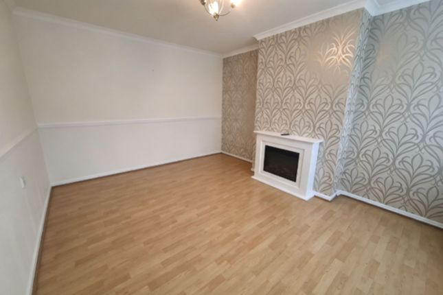 8 Twyn Teg, Neath photo 3