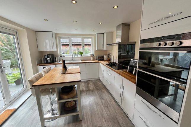 4 Pyxe Court, Milton Keynes photo 2