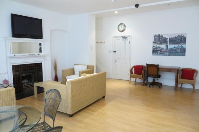 Flat 300, London photo 5