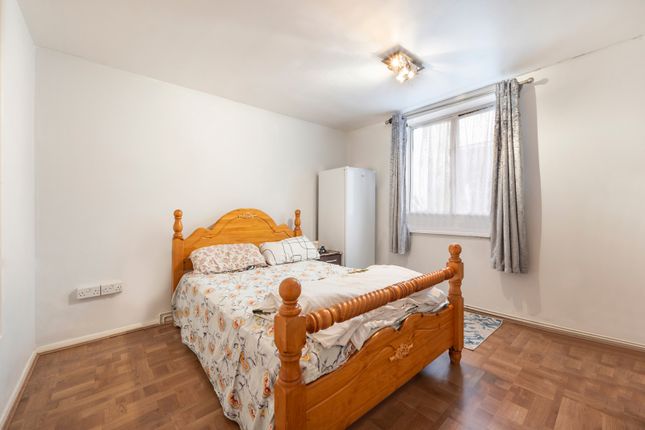 Flat for sale in Louise De Marillac House, Smithy Street