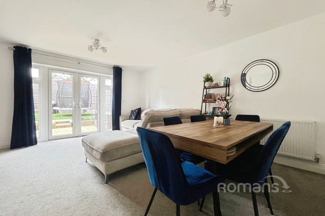 11, Cardwell Road, Surrey photo 4