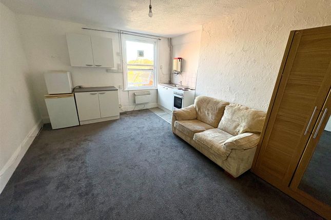 Room 8, 62, South Terrace, Littlehampton, photo 3