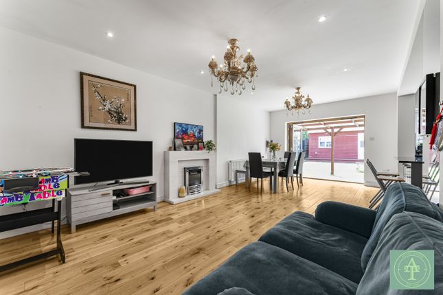 21 Chestnut Close, London photo 4