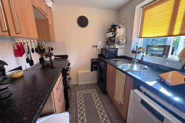 7 Amber Court,, Redan Gardens, Hampshire photo 3