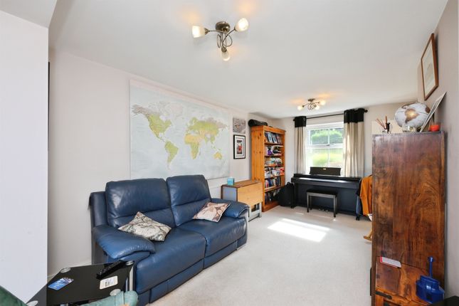 144, Knightsfield, Welwyn Garden City photo 3