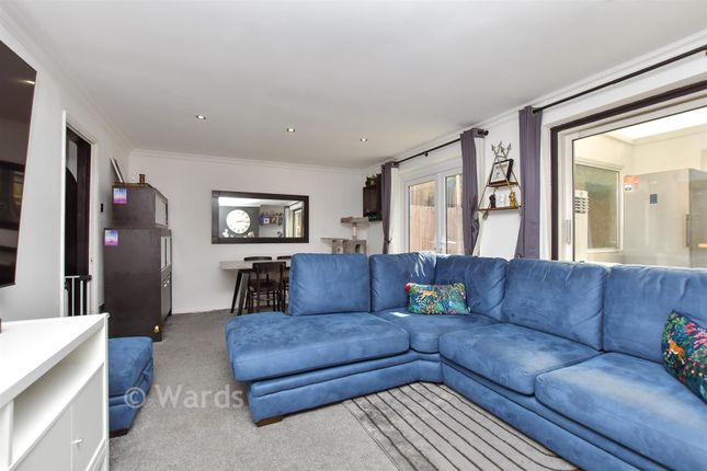 4, Walnut Close, Chatham photo 3