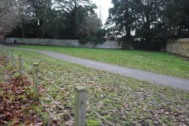 6, Hill View Close, Cheltenham photo 2