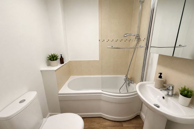 11 Holly Court, Pines Close, Somerset photo 4
