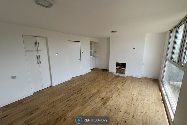 Flat, Ainsworth House Kilburn Lane Queens Park Estate, London photo 4