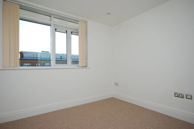 Flat to rent in Seven Kings Way, Kingston, Kingston Upon Thames