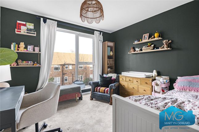 Flat for sale in Avenue Road, Southgate, London