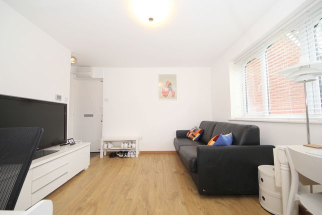 10, Leigh Hunt Drive, Southgate photo 4