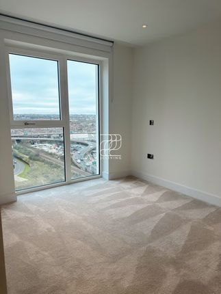 Flat to rent in Cascade Way, London