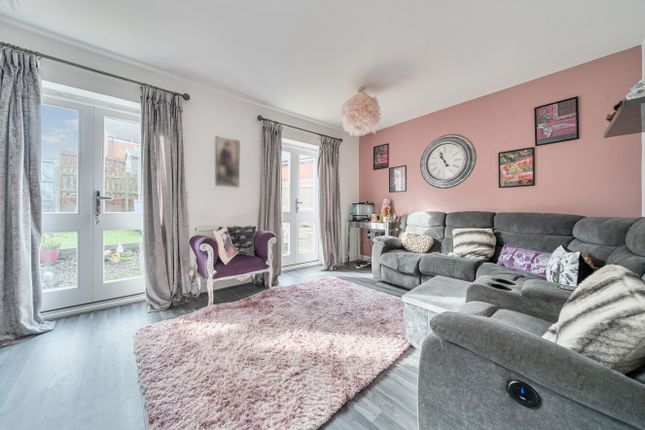 4, Ellisons Crescent, Hampshire photo 2