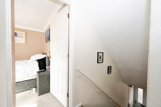 Phoenix Court, Newbury photo 3