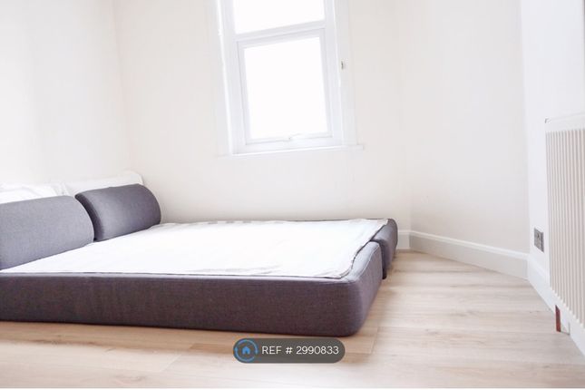 Clarendon Road, Colliers Wood, London photo 5