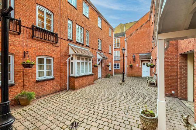 Flat to rent in The Woolpack, Market Street, Warwick