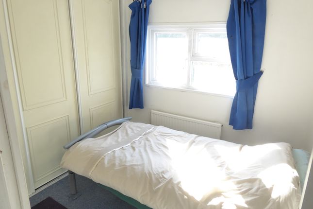 30, Meadow Park, Sherfield-on-Loddon, Basingstoke, Hampshire photo 5