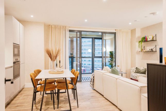 Flat for sale in London Square, Croydon