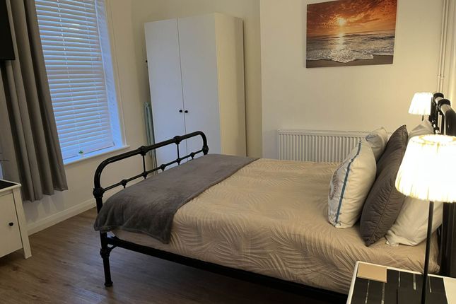 Room 2, High Street, Godalming photo 4